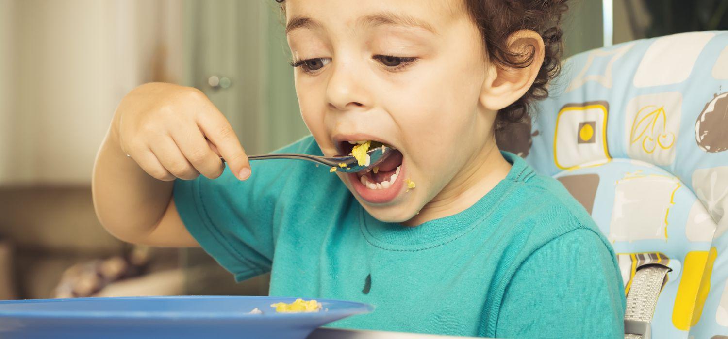 toddler eat using a spoon