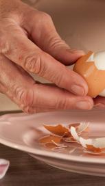 https://www.maggi.com.au/sites/default/files/styles/search_result_153_272/public/How-to-peel-a-hard-boiled-egg.jpg?itok=V7bDsE_k